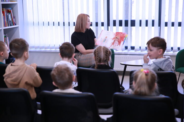 Edukacija darželinukams bibliotekoje „Meškutės spalvota kelionė“