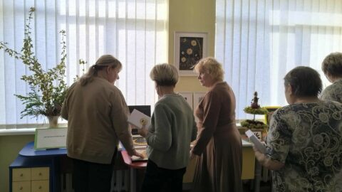 Popołudnie dla seniorów „Aby w sercu było jaśniej” w bibliotece