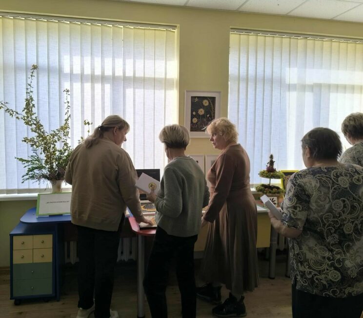 Popołudnie dla seniorów „Aby w sercu było jaśniej” w bibliotece