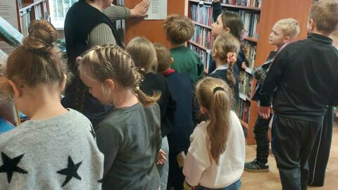 Jaunųjų skaitytojų kelionė Kalvelių bibliotekoje (4)